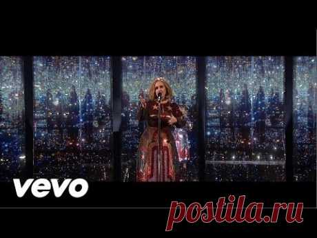 Adele - When We Were Young - Live at The BRIT Awards 2016 - YouTubeАдель записала песню внутри “Бесконечной зеркальной комнаты” японской художницы Яёи Кусамы. В помещении, которое изнутри кажется бескрайним, певица провела целый час, в то время как обычным посетителям разрешают проводить в нём не больше нескольких минут