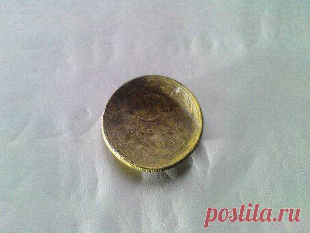 Думаю многим попадались такие монетки, вот правда секрет их происхождения, для меня остаётся загадкой. Есть разные версии , от детской игры с бросанием свинцового грузика в монетку , до проделок влаги и мороза под землей...