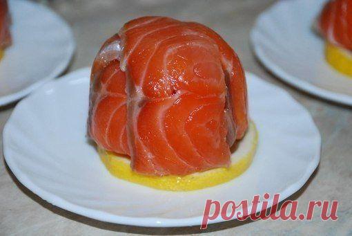 ДРУЖБА - с красной рыбой с сыром Филадельфия !!! **Кофейную чашку (форму) застелим пищ/пленкой, чтобы свисала по краям на 2-3см. *Красную рыбу 200г (малосольная семга, форель, лосось) – нарежем тонкими длинными полосками, ими выстелим чашки, краешки рыбы немного свисают. *Заполним начинкой: сыр Филадельфия 100г+укроп. Прикроем начинку свисающими кончиками. Лимон 1шт -нарежем кружочками, и на тарелку. На лимон- перевернём чашку с закуской, снимем чашку и пищ/пленку. *Просто и элегантно !!!