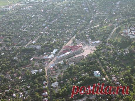 Волоколамск нередко осаждали литовцы и татары, но город с упорством и мужеством отражал набеги врагов. В 1380 году Волоколамск переходит в удельное владение князя города Серпухова Владимира Андреевича, но на город ещё имел влияние Новгород. В начале XV века Василий I Дмитриевич отступился от Волоколамска