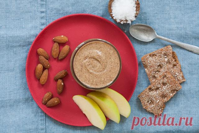 Puter od badema Recept za domaći puter od badema. Informacije o samoj namirnici, kao i nekoliko zanimljivih predloga za korišćenje i služenje.