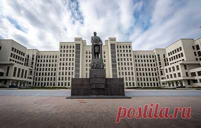 Белорусские депутаты приняли закон о смертной казни для чиновников за госизмену. Документом также предлагается установить размер штрафа за антигосударственные преступления в пределах от 500 до 50 000 базовых величин