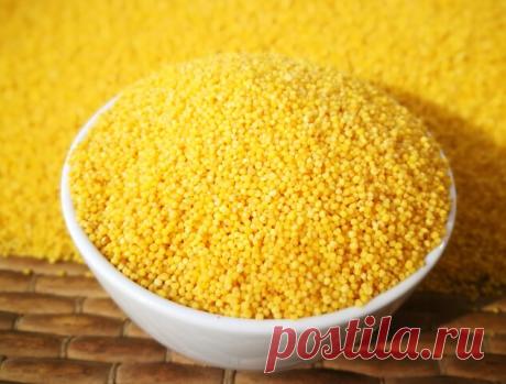 ПШЕНО: СЕКРЕТЫ ПРИГОТОВЛЕНИЯ

 Ингредиенты:
1 стакан пшенной крупы
3 стакана воды
50 г сливочного масла
сахар
соль

Секрет № 1. 
Крупа имеет масла и пыль, которые оседают в выемках каждой крупинки и склеивают крупинки при варке. 
Наша задача избавиться от этих масел и крупяной пыли. 

Как же это сделать? 
Нужно промыть крупу кипятком. Как делаю я? 
Насыпаю 1 стакан крупы в кастрюльку и наливаю 1 стакан воды. 
Довожу до кипения. 
Выливаю крупу с кипятком в сито и хорошо ...