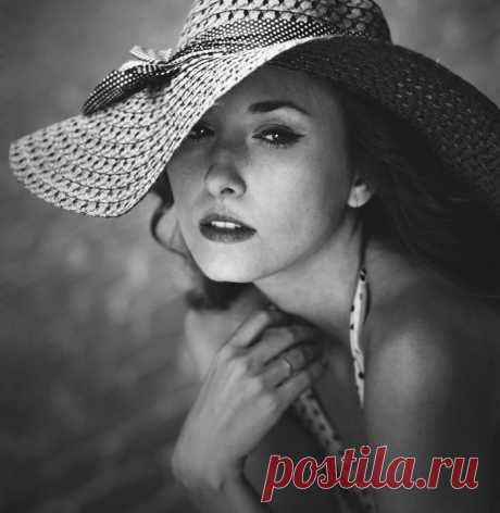 Мои глаза в тебя не влюблены,
они твои пороки видят ясно.
Но сердце ни одной твоей вины,
не видит, и с глазами не согласно.

У. Шекспир