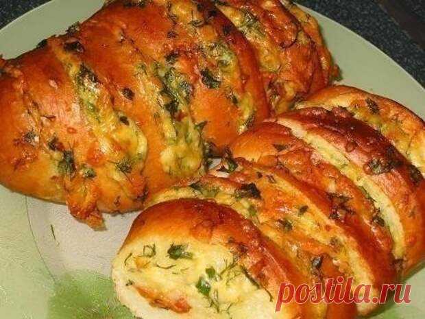 Хрустящий хлебушек, пропитанный маслом, сыром и чесночком