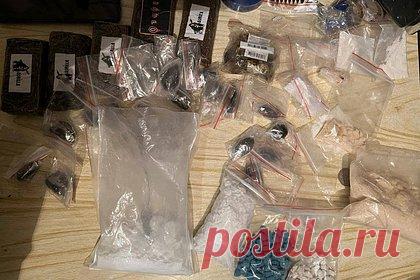 Живот россиянки с 90 пакетиками кокаина показали на фотографии. Рентген-снимок живота 23-летней россиянки с 90 пакетиками, содержащими полкилограмма кокаина, показала ФТС. Она прилетела из Стамбула и была задержана таможенниками в аэропорту Внуково. Также удалось выйти на след получателя наркогруза. Мужчина с российским гражданством ждал подельницу в столичной гостинице.