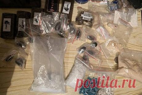 Живот россиянки с 90 пакетиками кокаина показали на фотографии. Рентген-снимок живота 23-летней россиянки с 90 пакетиками, содержащими полкилограмма кокаина, показала ФТС. Она прилетела из Стамбула и была задержана таможенниками в аэропорту Внуково. Также удалось выйти на след получателя наркогруза. Мужчина с российским гражданством ждал подельницу в столичной гостинице.