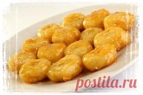 Медовые бананы: самый полезный десерт! 
на 100грамм - 140.87 ккал, Б/Ж/У - 3.26/0.57/30.2
Ингредиенты:
Банан 2 шт.
Мед 1,5 ст. л.
Мука цельнозерновая 0,5 ст. 
Вода 0,5 ст.
Приготовление:
1. Нарезаем бананы на кусочки 2 см толщиной.
2. Готовим кляр - муку и воду разводим до консистенции жидкой сметаны.
3. Разогреваем сковородку и выкладываем на нее кусочки банана, которые предварительно обильно искупали в тесте-кляре.
4. Как только кляр схватился снизу, аккуратно переворачиваем бананы с помощью