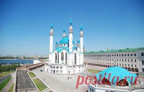 Самые красивые города России (ТОП-10)Третье место занимает столица Татарстана – Казань. Визитной карточкой города, основанного в начале 11 века, являются Кремль и площадь Тысячелетия. Особенностью Казани является переплетение двух великих культур – русской и татарской. Здесь православные храмы мирно соседствуют с католическим храмом Воздвижения Святого Креста и многочисленными мечетями (наиболее знамениты мечеть Кул-шариф)
