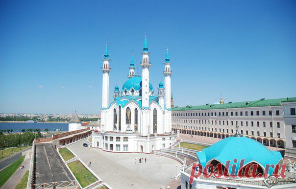 Самые красивые города России (ТОП-10)Третье место занимает столица Татарстана – Казань. Визитной карточкой города, основанного в начале 11 века, являются Кремль и площадь Тысячелетия. Особенностью Казани является переплетение двух великих культур – русской и татарской. Здесь православные храмы мирно соседствуют с католическим храмом Воздвижения Святого Креста и многочисленными мечетями (наиболее знамениты мечеть Кул-шариф)