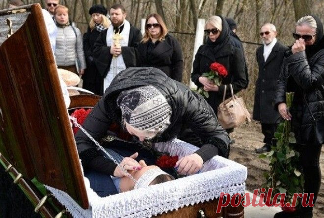 Сразу же после смерти в доме умершего завесить все зеркальные поверхности непрозрачной тканью.Сорок суток зеркал не открывают,
Класть возле порога дома с покойником еловые ветки. 
Ппокойника нельзя оставлять одного, не только в доме, но даже в комнате. 
Предмет мебели, на котором стоял гроб, нужно перевернуть вверх ногами, когда его повезут на кладбище. Поставить его обратно можно только про прошествии суток.
В гроб к покойнику нельзя класть фотографии, иначе изображенные на ней умрут.
