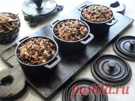 Гречка с грибами томленая в духовом шкафу. Рецепт под катом.. Расчет на 3 горшка (кокотницы ) &nbsp;объемом 250мл. &nbsp;Гречка &nbsp;- 1 стакан не полный &nbsp;,(стакан &nbsp;объемом 250мл) . Строго говоря ,&nbsp; на один горшок…