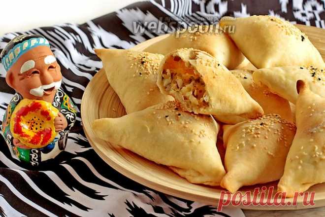 Самса с капустой и картофелем  Как приготовить самсу с капустой и картошкой 
Самса, приготовленная без мяса, прекрасно подойдёт для постных дней. Радует разнообразие всевозможных начинок. Сегодня готовим самсу с капустой и картофелем. 
Все овощи закладываются внутрь сырыми, как это принято на Востоке.  
Я использовала молодую капусту, она очень сочная и даёт много сока внутри. Если капуста ещё прошлогодняя, то её следует слегка помять и подсолить, чтобы она стала мягче. 
П...