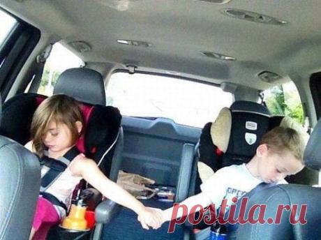 &quot;Спустя годы, когда они станут подростками и будут говорить, что ненавидят друг друга, я покажу им этoт снимок&quot; 
Мама