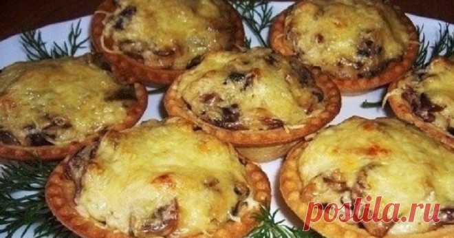 Жюльен в тарталетках Изысканная закуска, которая прекрасно подходит для праздничного стола. Сочетание нежного кремового соуса, грибов и куриного филе, запеченного