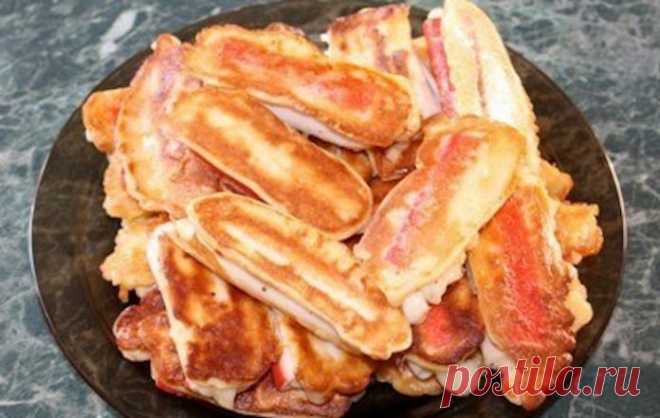 Крабовые палочки в кляре с сыром 


Как по мне, лучшая закуска в мире!









Ингредиенты:-крабовые палочки (сколько Вашей душе угодно)-сыр (любой)-сырДля кляра:-мука-молоко-яйца-соль, перец
Приготовление:Режем сыр полосочками.
Раз…