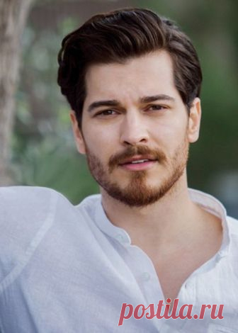 Чагатай Улусой Восходящая звезда турецкого кинематографа Чагатай Улусой появился на экранах не так давно, его фильмография не превышает десяти картин, но артист уже считается одним из перспективных молодых актеров. А мужественная внешность (Чагатай – профессиональная модель) сделала парня кумиром турецких девуш...