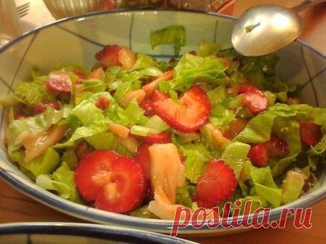 Салат с красной рыбой и клубникой