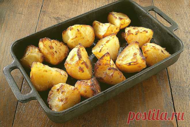 Картошка в духовке — 10 вкусных рецептов приготовления Мягкая, сочная, ароматная картошка в духовке с аппетитной корочкой - идеальный вариант для обеда или ужина. Подайте ее с мясом или рыбой, цельной или кусочками. Картошка, запеченная в духовке Очень быстрый и вкусный рецепт. Не нужно долго возиться с картошкой. Используйте любые приправы по вашему вкусу. Список продуктов: масло оливковое - 60 мл; щепотка соли; 1 кг мелкой картошки; половина болгарского перца; щепотка че...