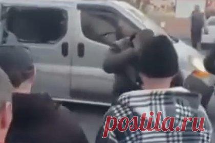 Толпа жителей Одессы разгромила микроавтобус сотрудников ТЦК и попала на видео