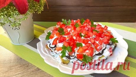 Этот салат съедают первым! Вкуснейший сезонный овощной салат Сегодня готовим вкуснейший овощной салат, который подойдет и каждый день и к приходу гостей. Очень удобно, что овощи можно приготовить заранее, а собрать салат буквально за 10 минут перед приходом гостей.ИнгредиентыБаклажаны – 3 шт.Сладкий перец – 3-4 шт.Помидоры – 3-4 шт.Сметана 20-25% –...