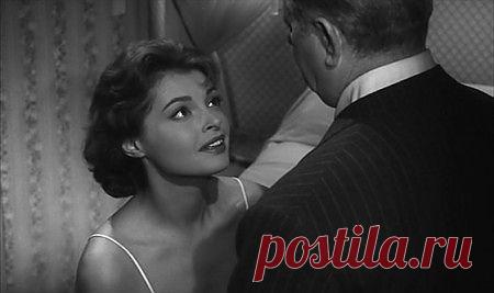 До будущей звезды...
- Мой милый, я ждала тебя немало –
Как ты велел, до первой ждать звезды!
Когда звезда заветная упала,
Я замерла в предчувствии беды.
- На небе звезд рассыпано немало,
Усеян ими плотно Млечный путь…