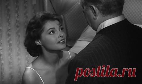 До будущей звезды...
- Мой милый, я ждала тебя немало –
Как ты велел, до первой ждать звезды!
Когда звезда заветная упала,
Я замерла в предчувствии беды.
- На небе звезд рассыпано немало,
Усеян ими плотно Млечный путь…