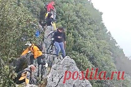 Турист сорвался с 40-метровой скалы из-за желания сделать селфи и попал на видео