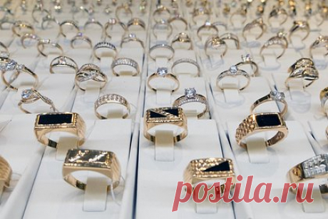 Россиянам захотели ограничить вывоз золота из страны. Федеральная таможенная служба предложила ввести ограничение на вывоз из России золота физическими лицами, сообщил замминистра финансов Алексей Моисеев. По его словам, нелегальный оборот золота приносит федеральному бюджету колоссальный ущерб, а концентрат драгметалла зачастую экспортируется под видом лома и отходов.