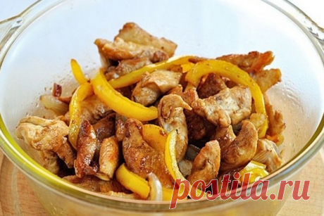 Куриное филе с карамельным луком, рецепт с фото Из самых простых продуктов за полчаса можно приготовить интересное по вкусу и подаче блюдо. Курочка получается кисло-сладкая, ароматная и очень сочная. Присутствуют китайские мотивы, хотя готовить блюдо намного проще, чем азиатскую кухню.