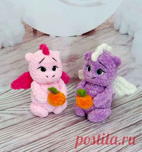 PDF Дракончик крючком. FREE crochet pattern; Аmigurumi toy patterns. Амигуруми схемы и описания на русском. Вязаные игрушки и поделки своими руками #amimore - плюшевый дракон, милый дракончик из плюшевой пряжи, динозавр, динозаврик.