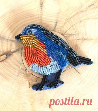 Брошь Птичка с оранжевым брюшком Брошь в виде разноцветной птички. Выполнена из бисера по авторским эскизам художников.. Ручная работа от русского дизайнера. Доставка по России и СНГ.