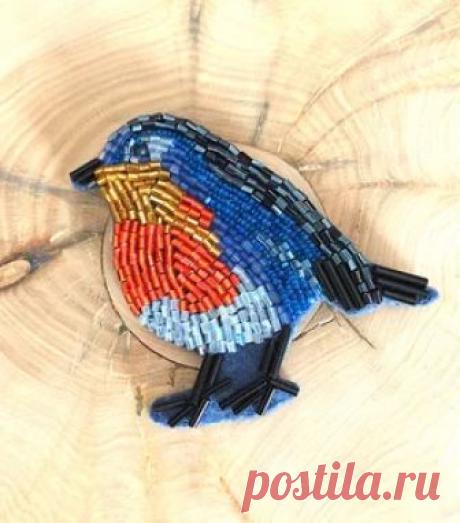 Брошь Птичка с оранжевым брюшком Брошь в виде разноцветной птички. Выполнена из бисера по авторским эскизам художников.. Ручная работа от русского дизайнера. Доставка по России и СНГ.