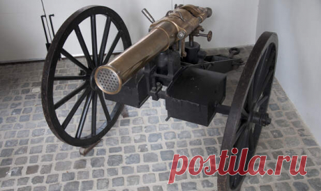 Митральеза: как был устроен самый безумный пулемет в истории Собственно, безумным это орудие кажется только на первый взгляд. Митральеза создавалась как особый тип залповой пушки, способной вести плотный заградительный огонь. Первую в истории митральезу изобрел…