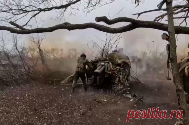 Расчеты гаубиц Д-30 уничтожили замаскированные позиции ВСУ под Купянском. От получения цели до проведения выстрела военные затратили не более двух минут.