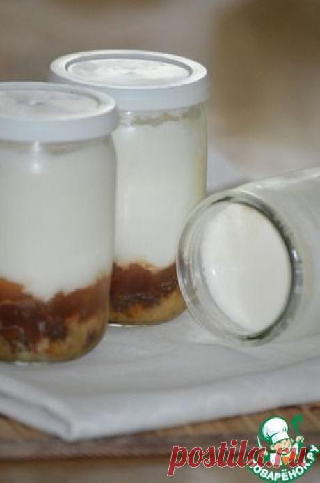 Йогурт с печеньем, шоколадом и мармеладом.