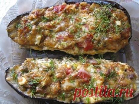 Подборка рецептов с баклажанами.

1. Баклажаны фаршированные по-каталонски

Ингредиенты:
Баклажаны — 2 шт
Лук — 1 шт
Чеснок — 3 зубчика
Помидор — 1 шт
Яйцо куриное — 2 шт
Масло оливковое — 30 г
Сыр — 100 г
Зелень — по вкусу

Приготовление:
1. Баклажаны разрезаем на две части и аккуратно, вырезаем середину.
2. Луковицу режем мелко, чеснок пропускаем через пресс и обжариваем на оливковом масле
3. Мякоть баклажана мелко нарезаем и тоже отправляем на сковородку. Тушим минуты т...