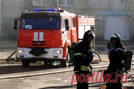 Россиянин заживо сгорел в машине. В селе Гамово Пермского края мужчина заживо сгорел в автомобиле. Об этом сообщили в управлении МЧС по российскому региону, пишет Ura.ru. В ведомстве уточнили, что погибшего в машине нашли пожарные. На место ЧП выехали четверо пожарных, они локализовали и ликвидировали возгорание.