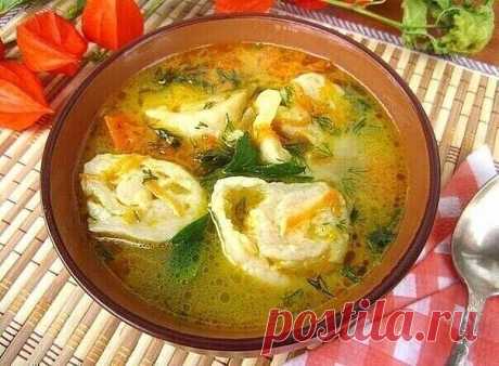 Топ-9 Вкуснейших горячих первых блюд.
1 Куриный суп с сырными рулетиками
2 Суп с куриными сердечками и лапшой
3 Рисовый суп с капустой и фаршем
4 Грибные щи с квашеной капустой
5 Польский фасолевый суп с колбасой
6 Быстрый куриный суп
7 Суп-солянка с сосисками
8 Суп с рисовой лапшой
9 Крем-суп с лесными грибами
Куриный суп с сырными рулетиками
Ингредиенты для супа:
Куриный бульон
4 картофеля
1 морковь
1 луковица
Зелень
Ингредиенты для сырных рулетиков:
100-140 гр муки
100 ...