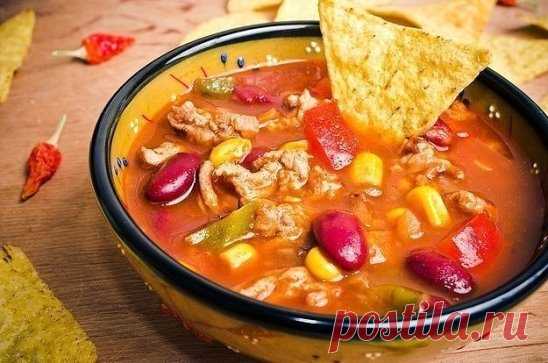 10 ВКУСНЫХ СУПОВ ИЗ РАЗНЫХ СТРАН, КОТОРЫЕ СТОИТ ПОПРОБОВАТЬ
Первые блюда традиционно лидируют по своей питательной ценности. Перед вами рецепты вкуснейших супов из разных стран, которые обязательно нужно приготовить.
Вкусный суп — это идеальное блюдо для сытного и питательного обеда. Как правило, ингредиенты в супах сочетаются самым магическим образом: они эффективно справляются с голодом, надолго сохраняют чувство сытости и радуют вкусовые рецепторы.
В разных странах существуют свои суповые