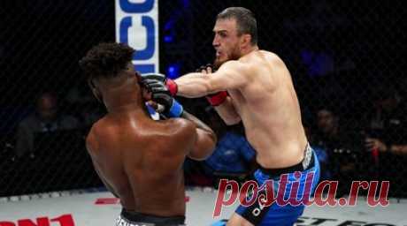 Навстречу второму миллиону: Магомедкеримов победил Ренфро и вышел в финал плей-офф PFL. Магомед Магомедкеримов взял верх над Соломоном Ренфро и третий раз за карьеру пробился в финал плей-офф PFL. Поединок с американцем получился напряжённым и продлился все отведённые раунды, но три успешных прохода в ноги и более чем двукратное превосходство в ударах предопределили победу россиянина единогласным решением судей. За чемпионский титул в полусреднем весе и призовые в размере $1 млн он поборется с…