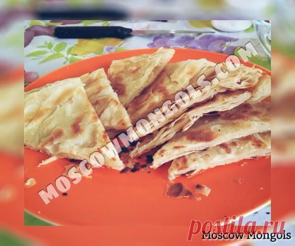 Слоеная лепешка по монгольски - Далан давхар бин. - Moscow Mongols Слоеная лепешка по монгольски — Далан давхар бин.  В этом рецепте мы расскажем о приготовлении вкусных и простых жареных слоеных лепешек с разными начинками, которые популярны в Монголии. Ингредиенты: на 8 человек -800 г пшеничной муки -300-400 мл воды -растительное масло для жарки -соль по вкусу Для начинки: либо зеленый лук, либо сахар Способо приготовления: …
	
	var _hcp = _hcp || {};_hcp.widget_id = 118...
