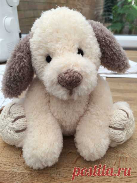 I love working with these fuzzy yarns, they are so soft and lush, very child friendly. Soon as I saw this yarn I could see a puppy and knew a puppy needed to be included in my new pattern. I wanted to pay attention to the shape of the ears on this puppy but was worried I'd lose it with the yarn, but it worked out lovely.