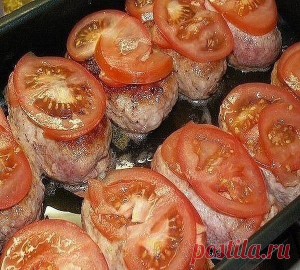 Котлетки под шубкой. Пальчики оближете, безумно вкусно!

Ингредиенты:

-Фарш (из индейки) - 1 кг
-Яйцо куриное - 2 шт
-Батон (белый, без корочки) - 0, 5 шт
-Майонез (для фарша + немного для поливки) - 2 ст. л.
-Молоко - 120 мл
-Соль
-Перец
-Сыр твердый (для начинки - 50 г; для посыпки - 200 г) - 250 г
-Масло сливочное - 50 г
-Помидор - 2 шт
-Масло растительное

Приготовление:

Фарш я обычно готовлю из грудки и филе бедра 1:1. Мясо помыть, обсушить и
измельчить с помощью пр...