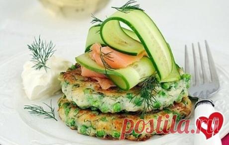 ОЛАДЬИ ИЗ ЦУКИНИ, ЗЕЛЕНОГО ГОРОШКА И СУЛУГУНИ
Ингредиенты:
2 цукини, натертых на крупной терке;
2/3 стакана пшеничной муки;
1/2 стакана молока;
2 яйца, слегка взбитых;
150 г нарезанного мелкими кубиками сулугуни;
1/2 стакана замороженного зеленого горошка (разморозить и сцедить);
2 ст. л. мелко нарезанной мяты плюс несколько листиков для украшения;
1 лимон (цедру снять на мелкой терке, выдавить 1 ст. л . сока);
2 ст. л. оливкового масла;
Натуральный йогурт или сметана;
"Клинышки" лимона.
Совет