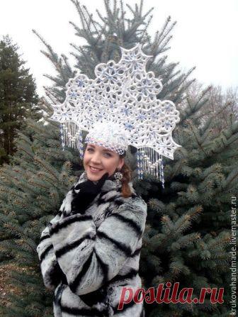 Изготовление ажурного кокошника для снегурочки
Всех с наступающими новогодними праздниками! Наступает время конфет, мандаринов и стеклянных шаров. Все мы ждем волшебства с детским трепетом и радостно дарим друг другу чудеса ручной работы. А самое главное чудо — это детки, у которых начинаются новогодние карнавалы. Я решила в этом году порадовать массу ребетишек и подарить в соседский детский сад сверкающий кокошник снегурочки. А за одно — поделиться со всеми опытом своей р...