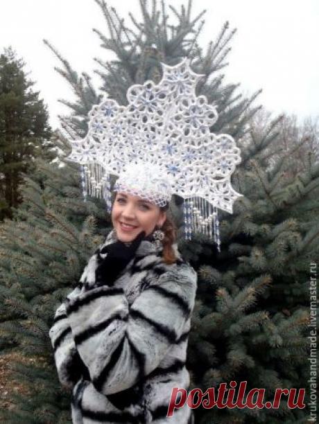 Изготовление ажурного кокошника для снегурочки
Всех с наступающими новогодними праздниками! Наступает время конфет, мандаринов и стеклянных шаров. Все мы ждем волшебства с детским трепетом и радостно дарим друг другу чудеса ручной работы. А самое главное чудо — это детки, у которых начинаются новогодние карнавалы. Я решила в этом году порадовать массу ребетишек и подарить в соседский детский сад сверкающий кокошник снегурочки. А за одно — поделиться со всеми опытом своей р...