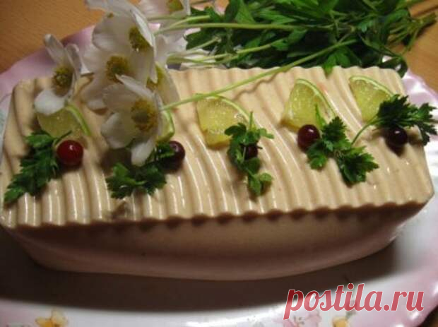 Куриный паштет-холодец своими руками! - Ваши любимые рецепты - медиаплатформа МирТесен Потребуется: курица весом около 1.5 кг, корень петрушки, луковица, морковь, 4 вареных яйца, 30 г желатина, фисташки, мускатный орех, соль, перец. Приготовление: Курицу сварить с добавлением соли, корня петрушки и овощей (лук положить целиком, морковь разрезать на 3-4