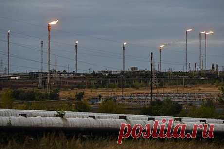 Раскрыт срок поставок газа из России в Китай. Сколько топлива получит Пекин?. Глава «Газпрома» Алексей Миллер заявил о планах энергохолдинга нарастить поставки природного газа в Венгрию и Китай. С обеими странами удалось договориться о дополнительном экспорте российского топлива. Венгрия получит дополнительный газ в осенне-зимний период, а КНР получит 600 миллионов кубов до конца 2023 года.