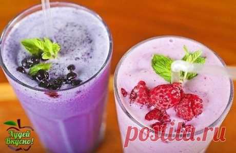 10 протеиновых коктейлей в домашних условиях!
Коктейль № 1
-Для коктейля вам понадобится 250 мл молока, 1 банан, йогурт, 2 ложки меда, овсяные хлопья, мороженое. Также все смешать и перетереть блендером.
Коктейль № 2
- 100 г творога, 200 мл молока, 1 банан, столовая ложка меда, 2-3 столовых ложки овсяных хлопьев.
Коктейль № 3
-2 банана, 500 мл молока, 100 мл сливок или мороженого, пакетик ванильного сахара, немного корицы по вкусу. Все смешать и измельчить блендером
Коктейль № 4
- Стакан мол